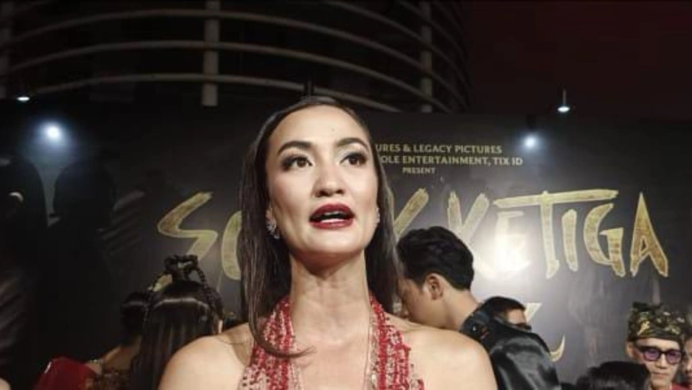 Atiqah Hasiholan berperan sebagai dukun di film Sosok Ketiga Lintrik. (ftnews-raka)